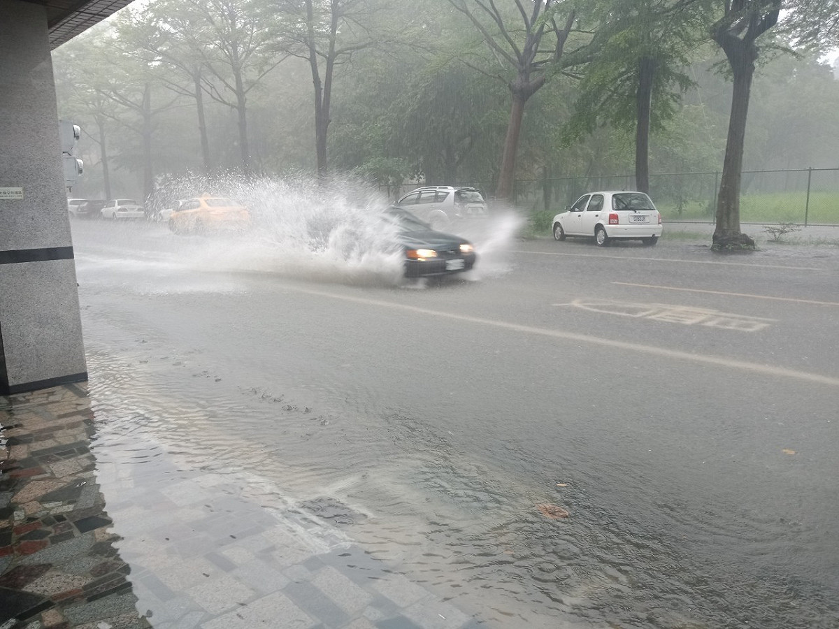 受低壓帶影響，台南市達豪雨等級，導致路面積水。 圖：閻芝霖/提供