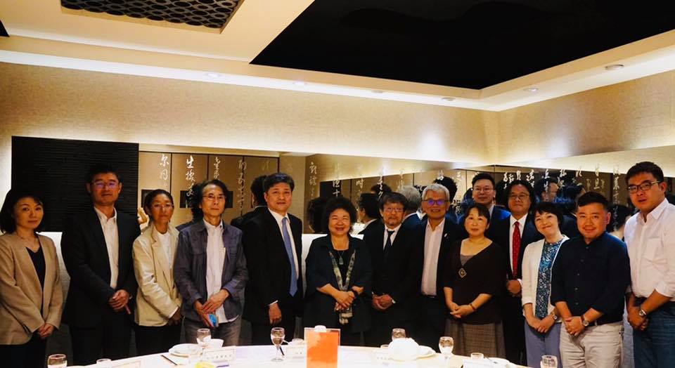 前高雄市長陳菊於臉書貼出一張與日方學者的用餐合影，照片中則有此次來台松田康博與若林正丈教授等人，與韓市府的聯絡失誤立刻呈現落差。 圖：翻攝自陳菊臉書