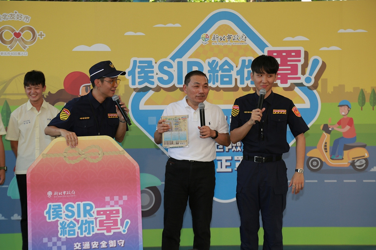 侯友宜提醒同學們「一定要考到駕照後才能上路」。  圖：新北市政府／提供