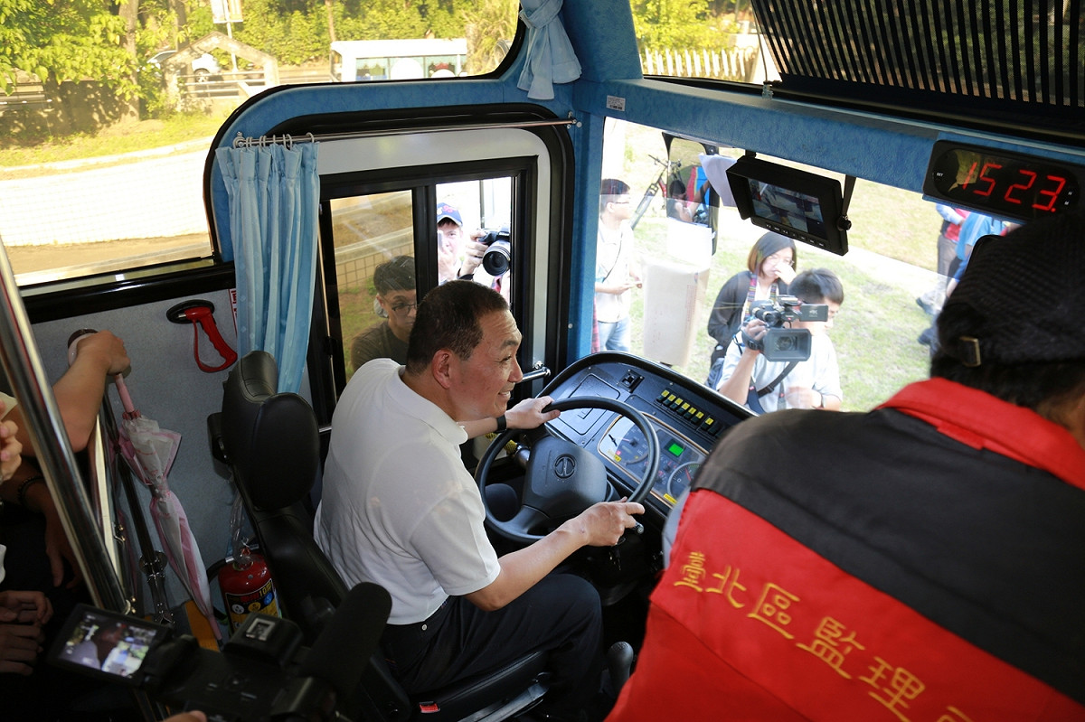 侯友宜實際上車體驗「看不見的死角」，視野死角是造成機車族交通意外的重要原因之一。 圖：新北市政府／提供