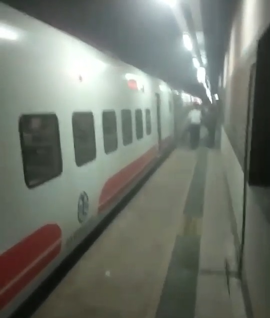 昨晚10時45分普悠瑪列車第七節車廂冒濃煙，初步檢視輪胎部份燒毀。 圖/民眾提供