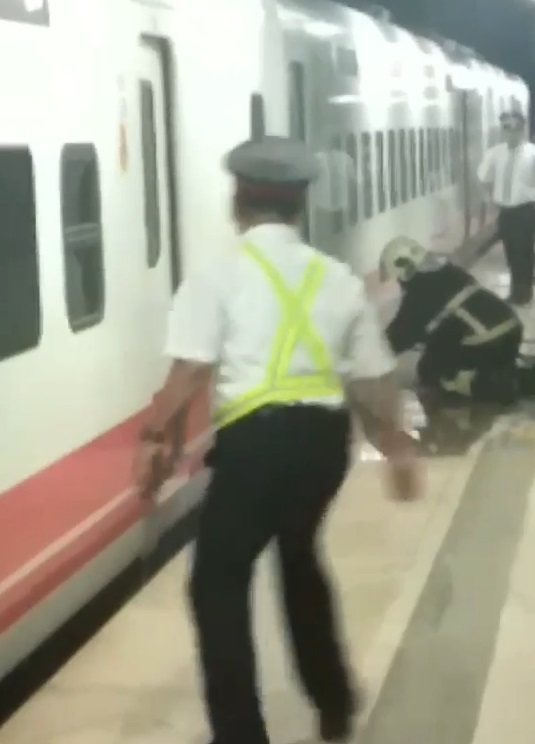 昨晚10時45分普悠瑪列車第七節車廂冒濃煙，初步檢視輪胎部份燒毀。 圖/民眾提供