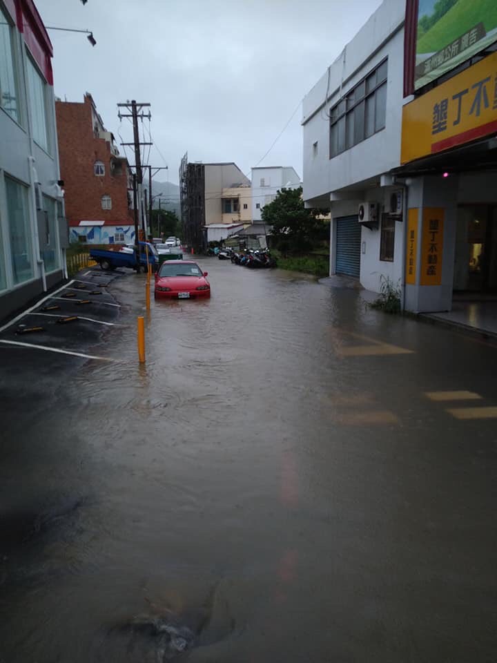 省北路102巷水淹半輪胎高。 圖/恆春半島公共事務討論社團