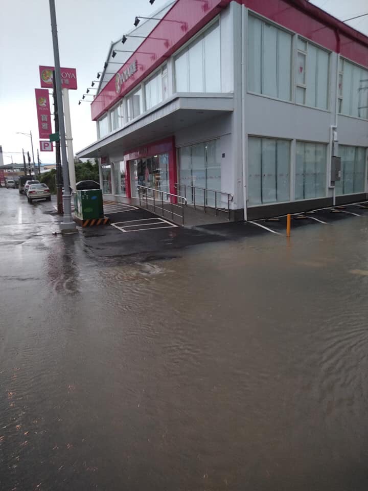 省北路102巷水淹半輪胎高。 圖/恆春半島公共事務討論社團
