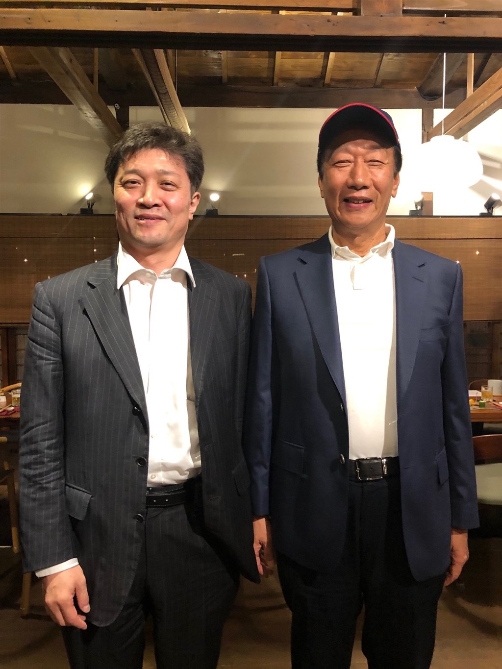 鴻海創辦人郭台銘（右）6日與松田康博（左）等在內的東京大學兩岸關係研究小組一起晚餐，郭台銘在臉書貼文表示：「雙方都準時到達就能賓主盡歡。」 （圖取自facebook.com/TerryGou1018）