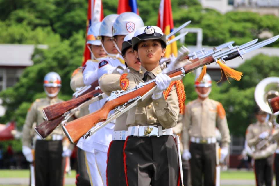 海軍陸戰隊慶祝成軍72周年隊慶，儀隊出現女性隊員，瞬間成為亮眼「嬌」點。 圖：翻攝中華民國海軍陸戰隊臉書