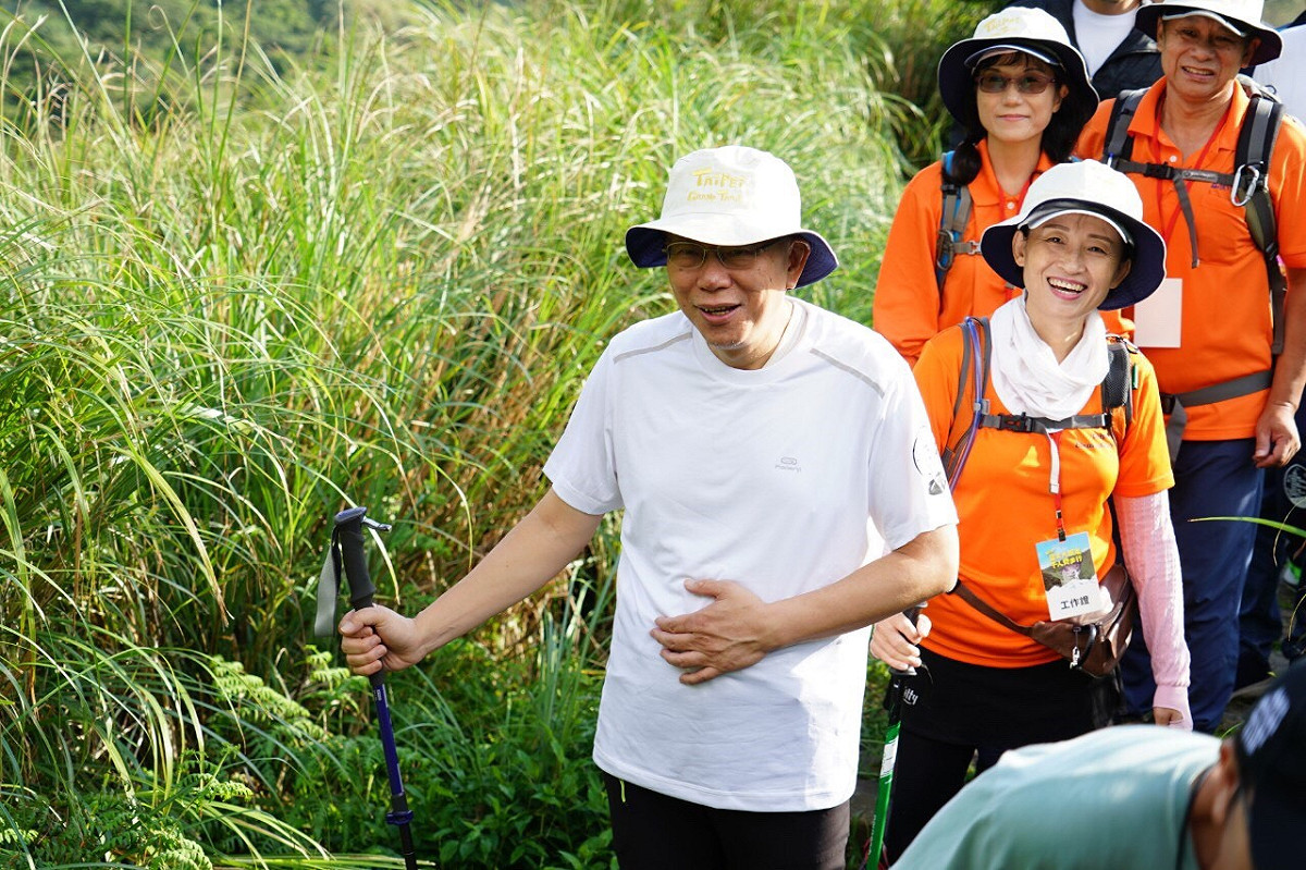 柯文哲上午出席「台北大縱走，千人齊步行」活動，和民眾一起登爬七星山。 圖：台北市政府／提供