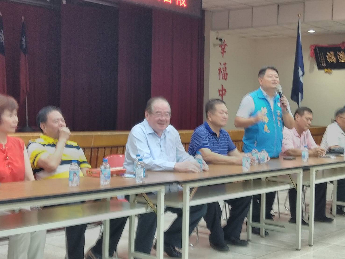 國民黨中和區輔選動員會報，市黨部主委李乾龍(左三)有信心在新北拿下8 至9席立委，區黨部主委邱垂益(四)定調韓國瑜將贏對手10萬票；圖為立委候選人邱烽堯(立者)致詞。 圖：立委候選人邱烽堯提供