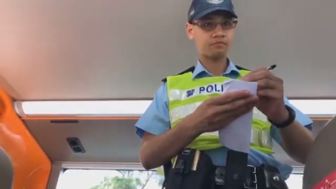港警大動作設置路障，又登上機場巴士進行截查，包括檢查乘客的背包、手袋，查問目的地，到哪裡轉車等。 圖：擷取網路直播