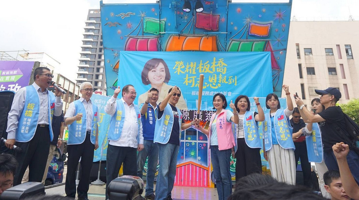 柯志恩上午舉辦服務處加油茶會，馬英九、前立委林鴻池等人都到場，不忘為韓國瑜拉票。 圖：柯志恩服務處提供