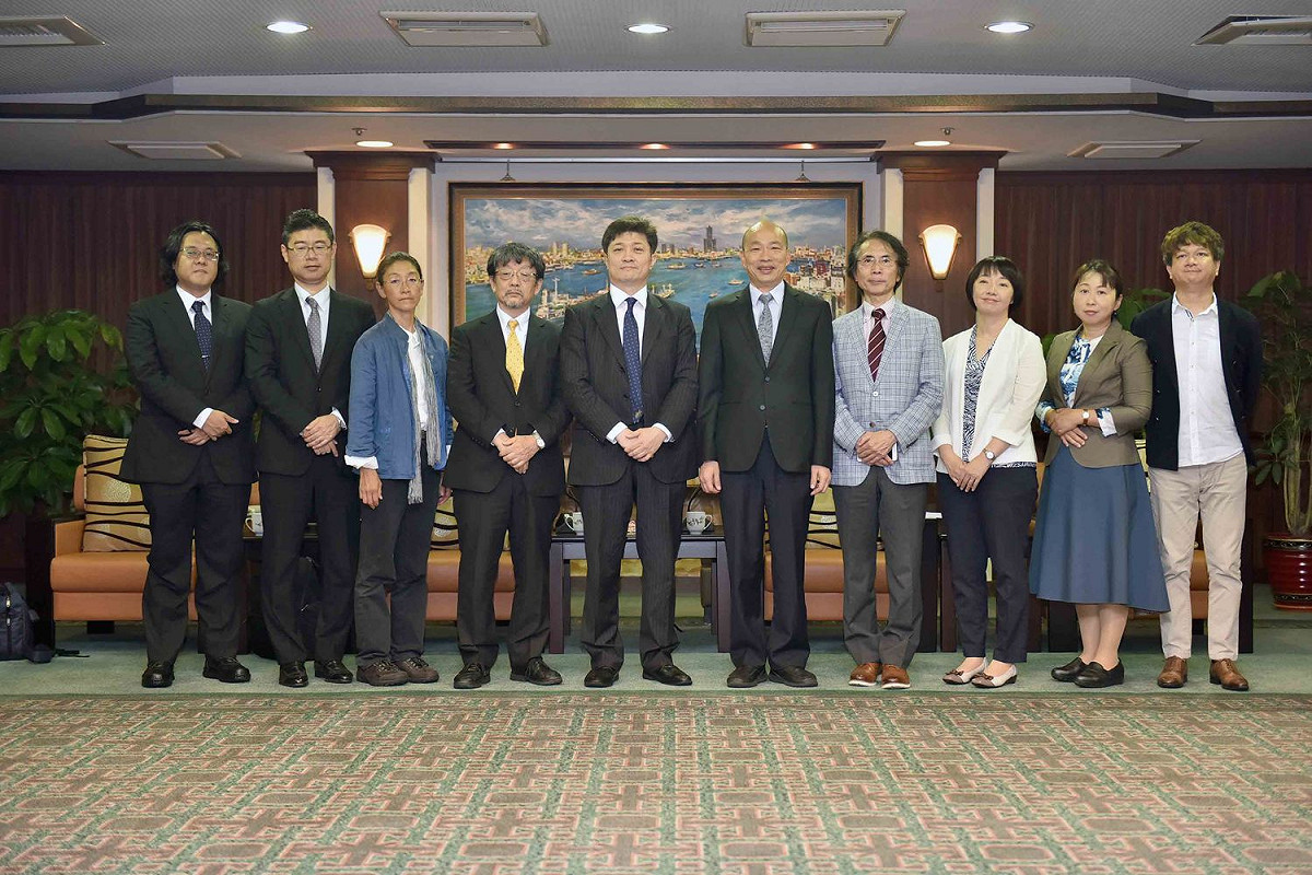 高雄市長韓國瑜和東京大學兩岸關係研究小組學者松田康博等人會面。 圖：高雄市政府提供