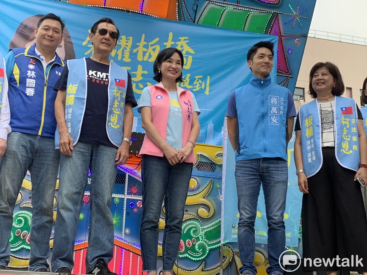 前總統馬英九今天特地到板橋幫柯志恩站台，拜託板橋選民一定要用選票將柯志恩送進立法院繼續為大家服務。 圖：林昀真／攝