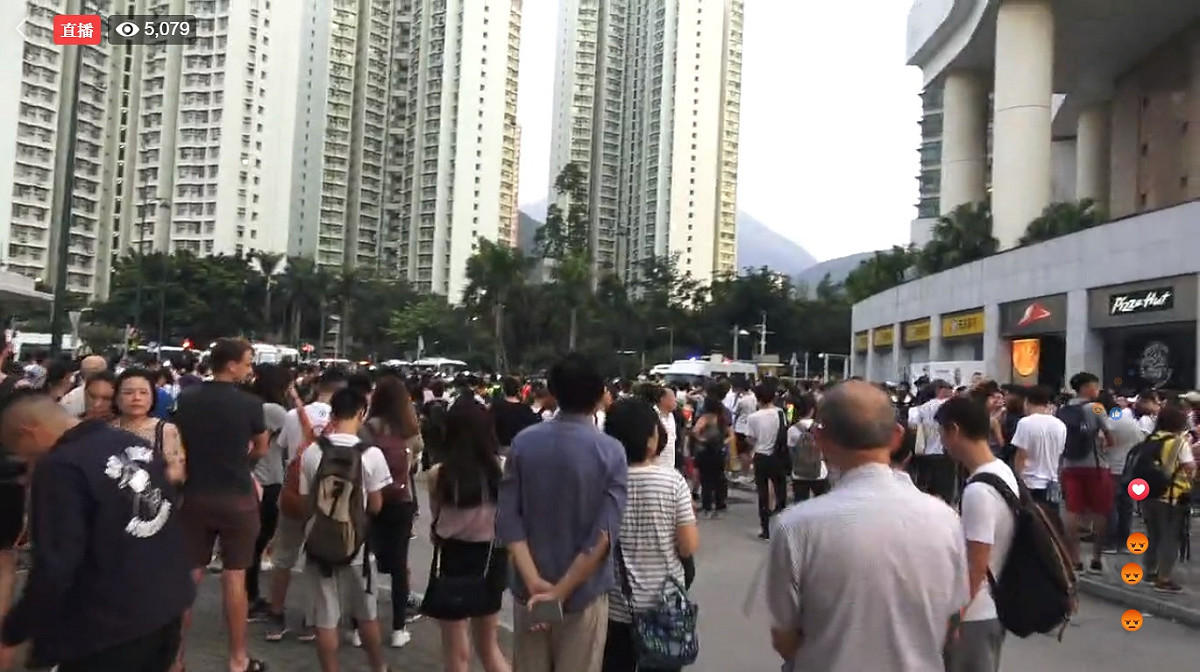 香港再有「反送中」網民呼籲今天下午堵塞機場，東涌車站現場。 圖：翻攝網路直播