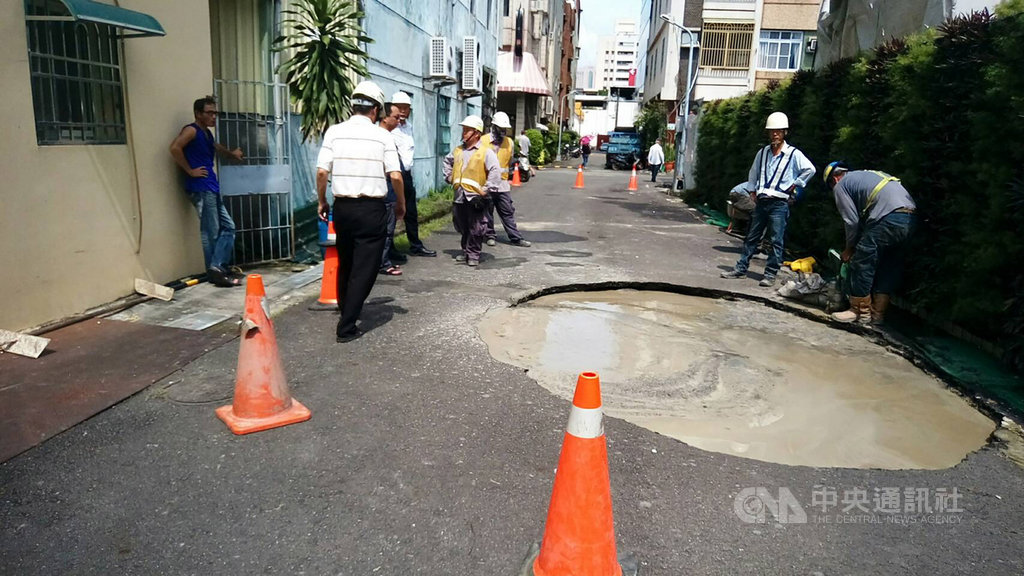 高雄市苓雅區一處新建大樓工程，7日疑似因連續壁施工與地層不佳致路面掏空塌陷，長寬約2到3公尺，工務局已勒令停工並要求灌漿回填道路，避免惡化擴大。（高雄工務局提供） 圖：中央社