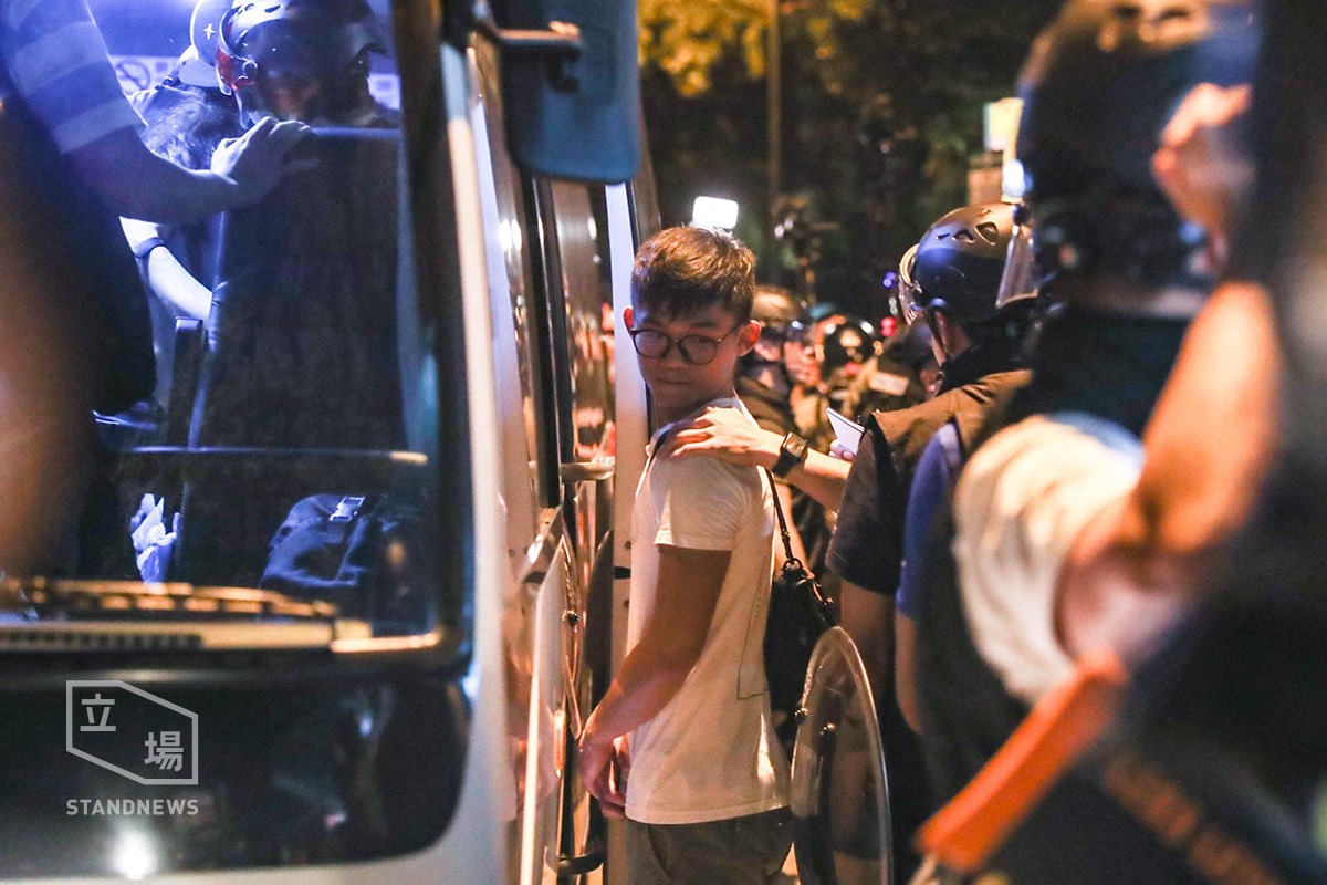 在港警強力驅散清場行動中，又有多名示威者被逮捕，看得出都是年輕人。 圖/翻攝立場新聞臉書