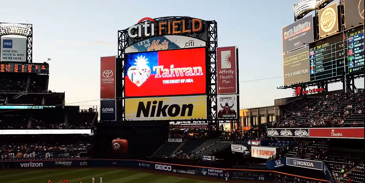 大都會台灣日國旗躍上球場大螢幕。 圖/翻攝自MLB影片