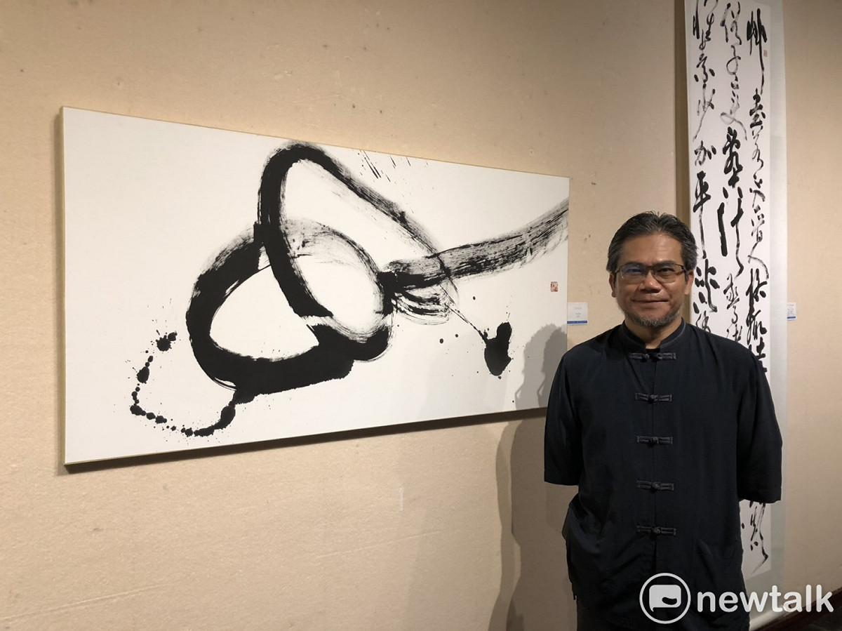 陳明德將古典書法線條與紙上空間巧妙結合，創造出一個深具視覺想像的畫面，成為一種非文字性的當代構成，讓傳統古典草書抽象再抽象，成為無國界之當代藝術。 圖 : 黃博郎/攝