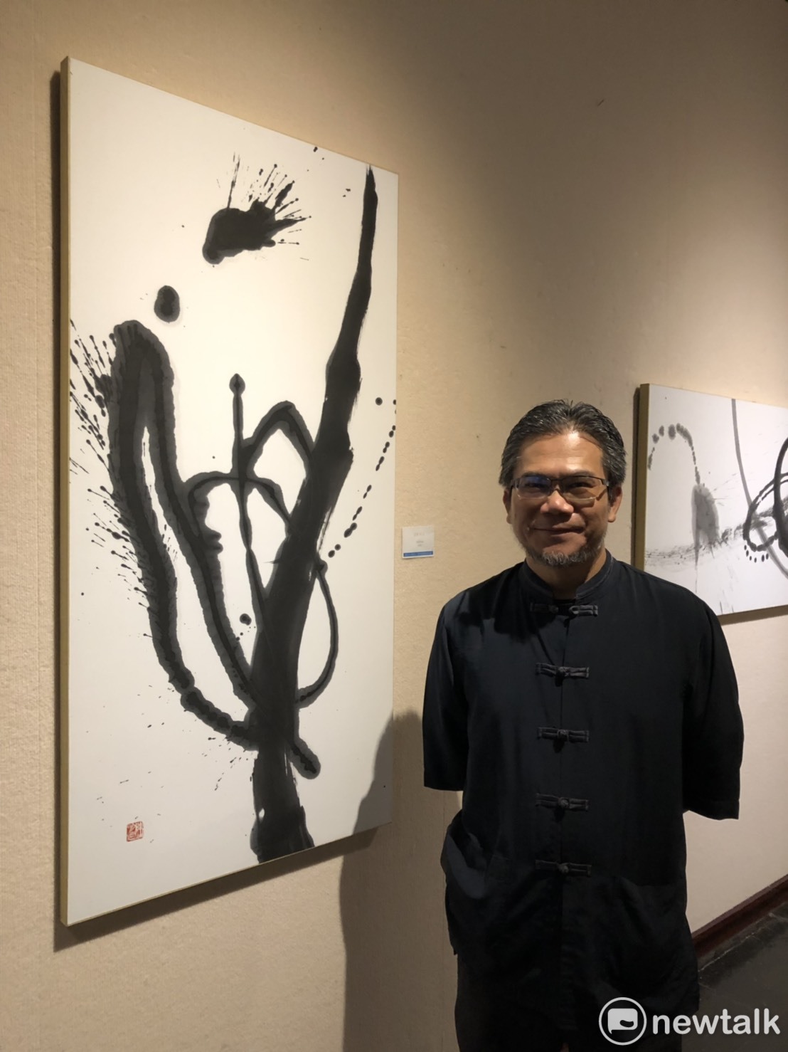 陳明德將古典書法線條與紙上空間巧妙結合，創造出一個深具視覺想像的畫面，成為一種非文字性的當代構成，讓傳統古典草書抽象再抽象，成為無國界之當代藝術。 圖 : 黃博郎/攝