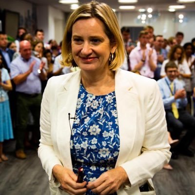 英國首相強生開除21位跑票國會議員的黨籍後，就業暨退休保障大臣魯德（Amber Rudd）今天請辭閣員職位與黨職，抗議強生處理脫歐危機的方式。 圖 : 翻攝自推特