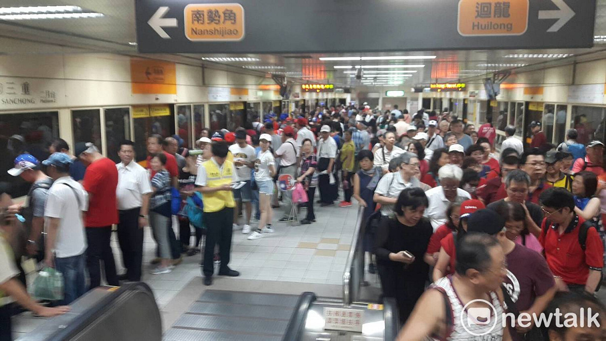 捷運三重站的月台上，擠滿乘車的人潮。 圖 : 林昀真/攝