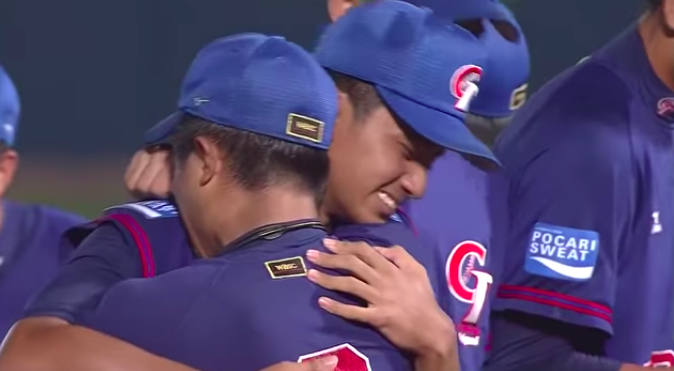 中華隊在U18世界盃棒球賽奪冠，中華小將喜極而泣。 圖/取自facebook.com/WBSC