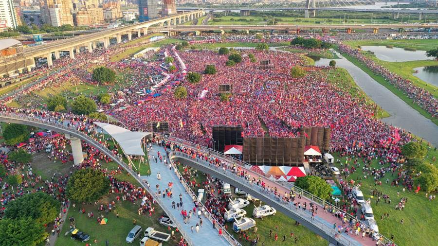 8日韓國瑜新北造勢。韓國瑜競選辦公室解釋有關「遲到一小時」、「臨時改大進場」等流言。 圖/取自韓國瑜粉絲後援會臉書。