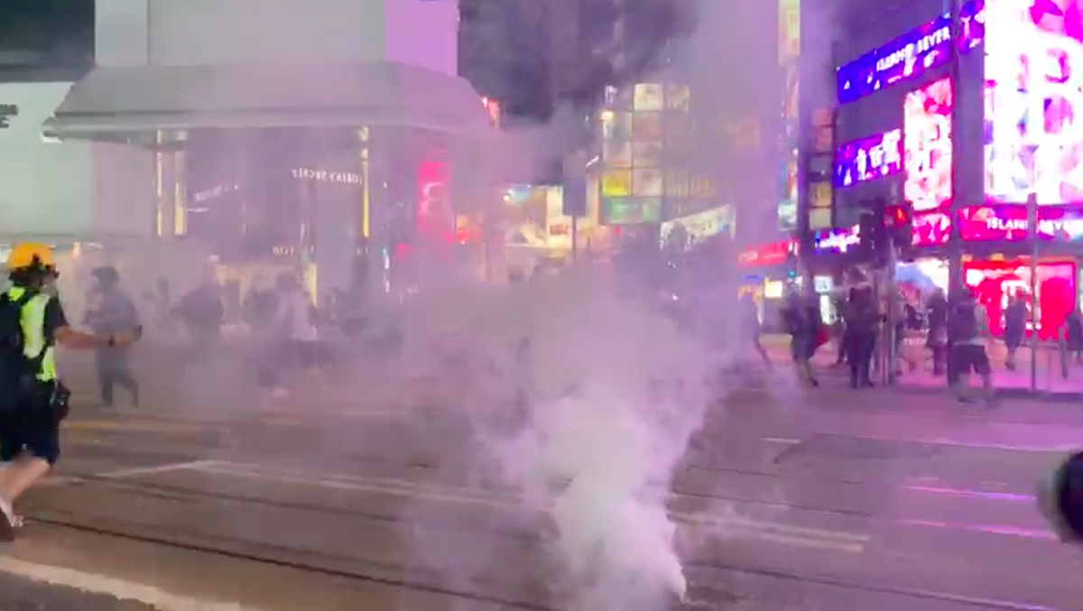 近百名香港反送中示威者晚間持續在銅鑼灣SOGO百貨一帶聚集不願離去，防暴警察發射數枚催淚彈進行驅散。 圖：取自立場新聞臉書。