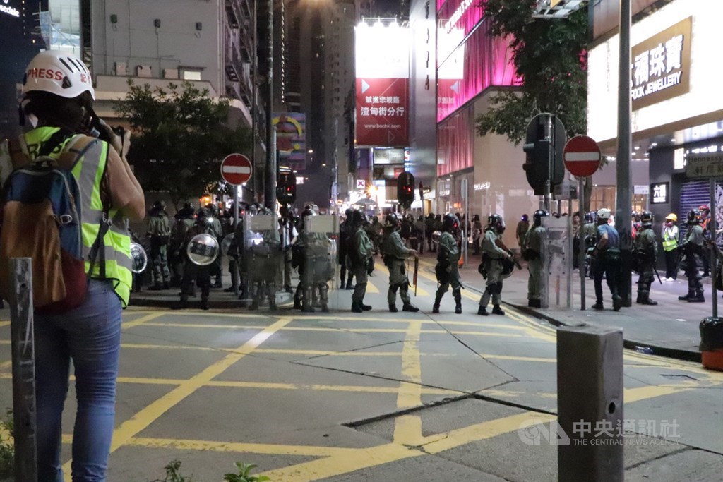 近百名香港反送中示威者晚間持續在銅鑼灣SOGO百貨一帶聚集不願離去，防暴警察發射數枚催淚彈進行驅散。 圖/中央社提供。