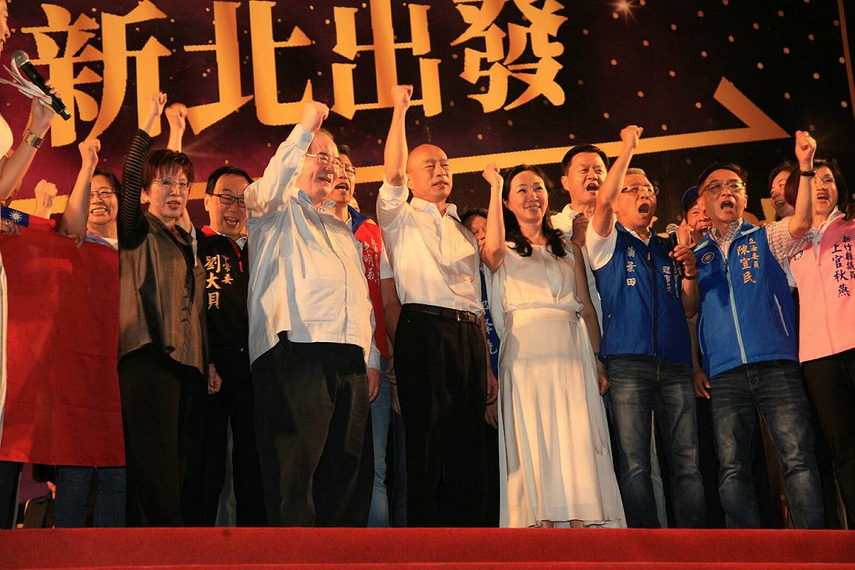 韓國瑜今(8)日在新北三重區舉行首場大型造勢，藍營地方首長民代紛紛到場支持，營造氣勢。 圖/林昀真攝。