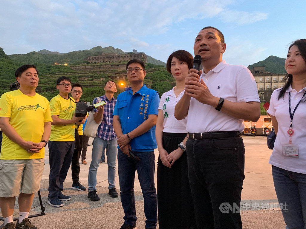 國民黨總統參選人韓國瑜8日晚間到新北市三重造勢，新北市長侯友宜（前右）未出席，晚間視察瑞芳黃金博物館、十三層遺址點燈活動交通。 圖/交通局提供。