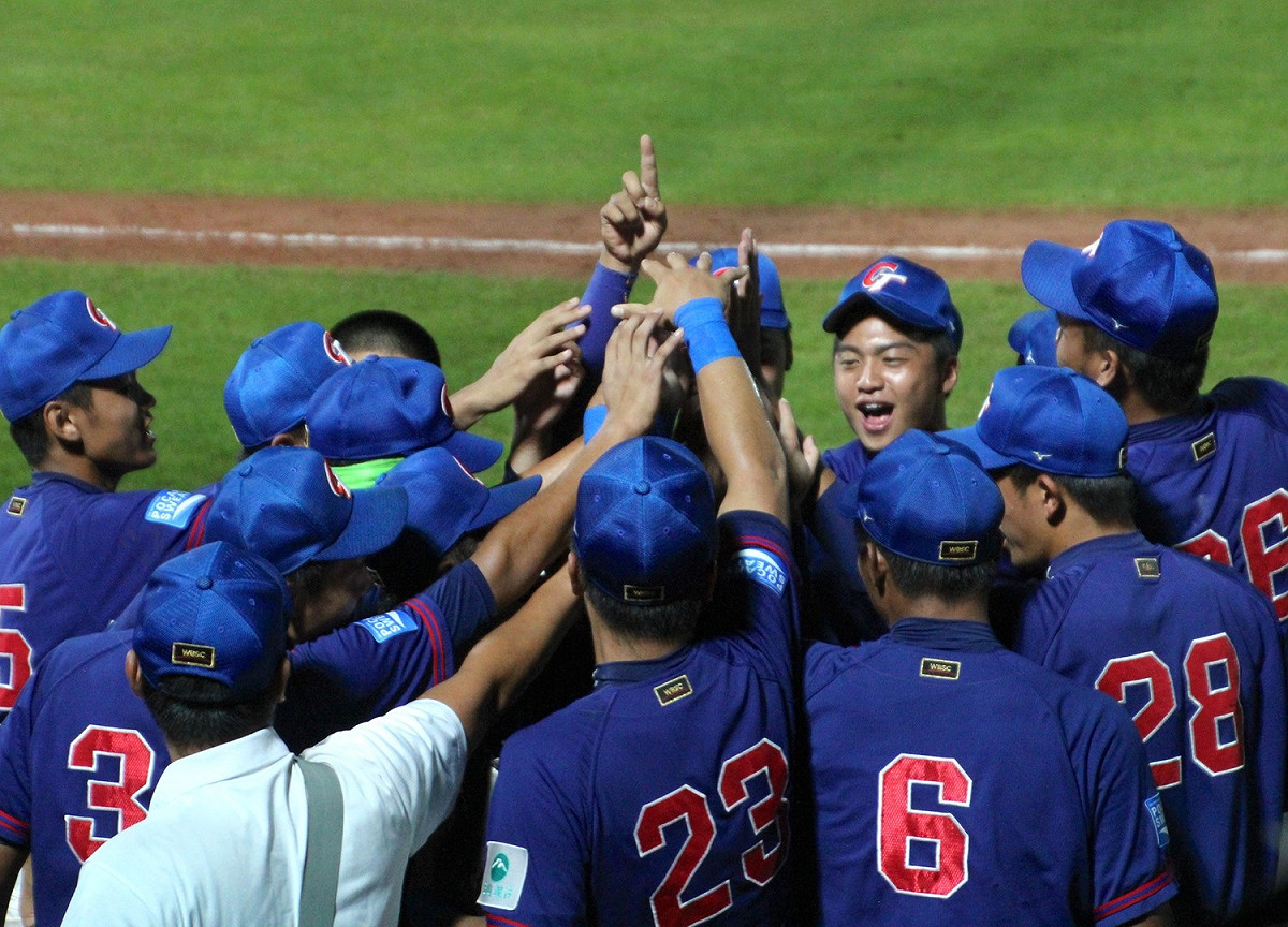 總統蔡英文晚間透過臉書為青棒國手喝采「是名符其實的Taiwan NO.1」。 圖/取自蔡英文臉書（中華民國棒球協會提供）。