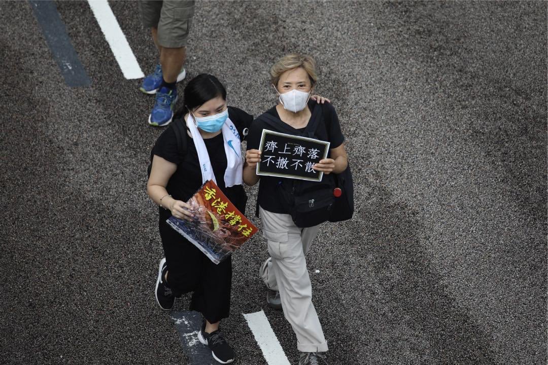 香港影后葉德嫻日前參與反送中遊行，也採取「蒙面」。但若「反蒙面法」頒布，此舉將會觸法。 圖：翻攝自推特