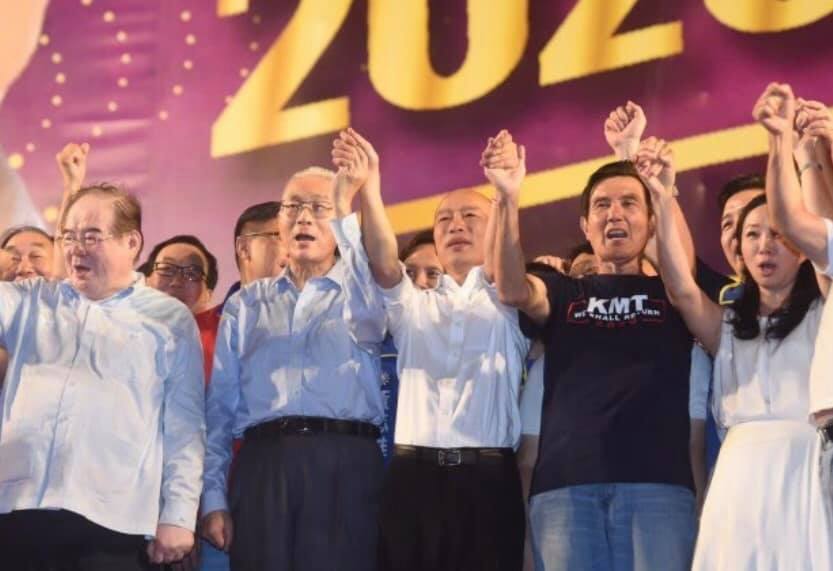 國民黨總統參選人韓國瑜8日新北二重疏洪道造勢活動，前總統馬英九、國民黨主席吳敦義與韓國瑜同台，高喊「凍蒜」。 圖：翻攝李正皓臉書