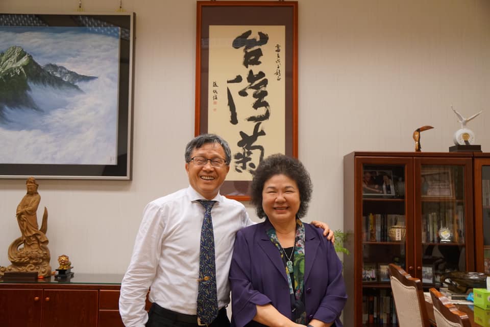 針對總統府秘書長陳菊被台北市長柯文哲形容是「比較肥的韓國瑜」，駐德代表謝志偉（左）８日透過臉書發文力挺陳菊。 圖：翻攝自謝志偉臉書粉絲專頁
