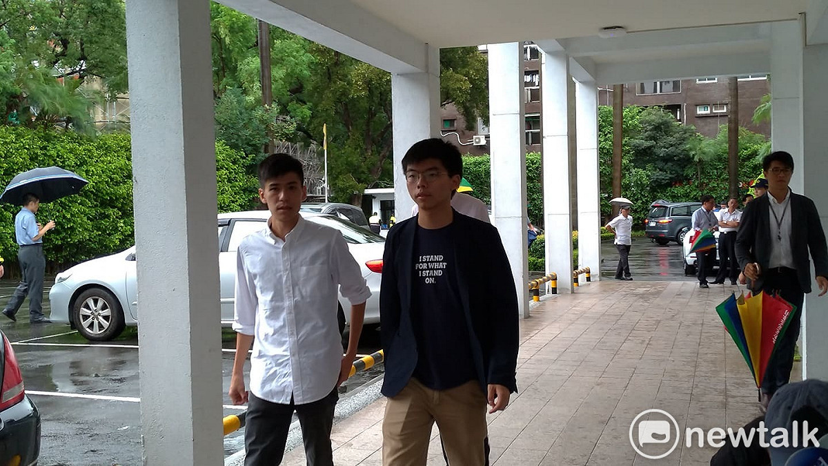 香港學運領袖黃之鋒（前排右）8日在香港機場遭港警拘留，9日上午已經獲釋，並於臉書報平安。 圖：新頭殼資料照