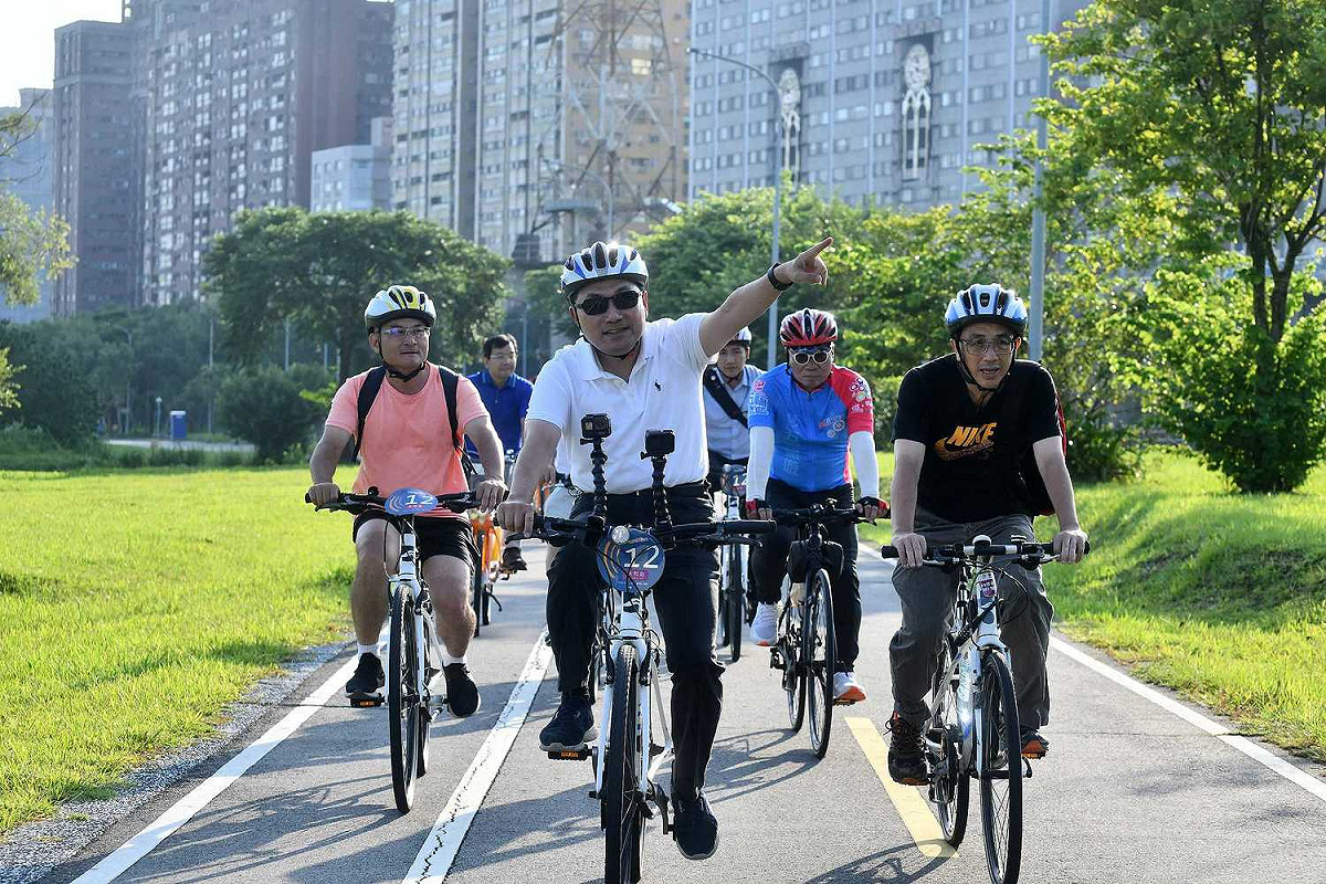 新北市長侯友宜今天親自體驗從永和騎自行車到市府上班，原本預定9公里需要花50分鐘，他花了41分鐘完成。 圖：新北市政府/提供