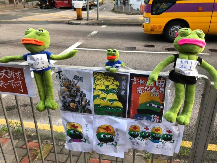有中學生在人行道圍欄上以文宣海報與布偶做裝飾。 圖 : 翻攝自Stella Lam臉書
