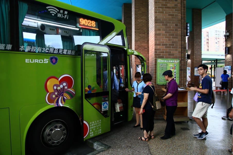 中秋節連假搭乘「9028新店-蘇澳」線，省時省錢又方便。  （圖：大都會暨臺北客運提供）