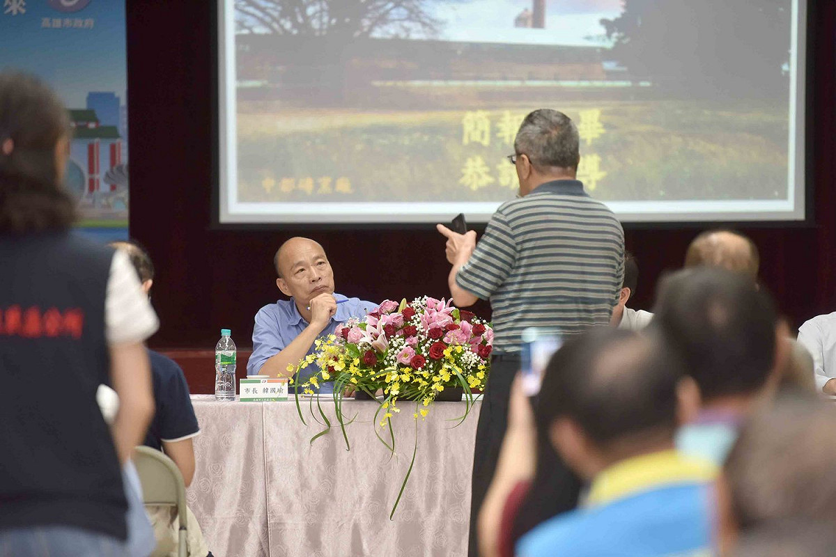 韓國瑜前往三民區進行座談，遭民眾嗆聲後繼續主持會議。 圖  :  高雄市政府／提供