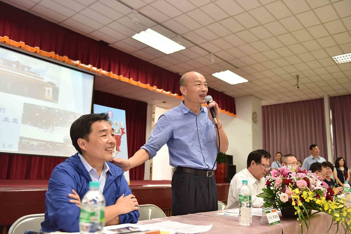 韓國瑜(左二)在民政局長曹桓榮等官員陪同下出席三民區市政座談。 圖  :  高雄市政府／提供