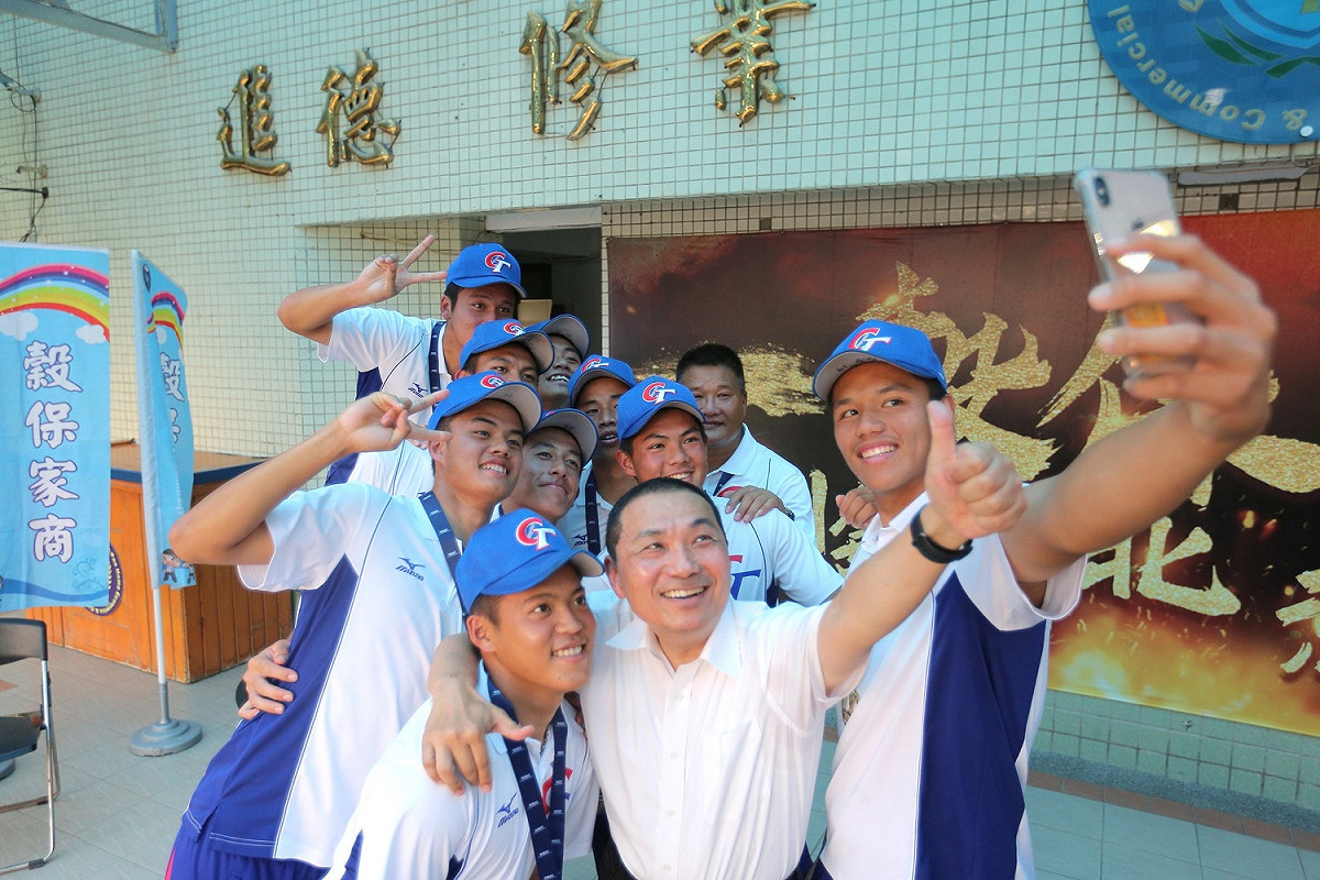 侯友宜開心與U18世界盃穀保青棒國手自拍合影。 圖：新北市政府／提供