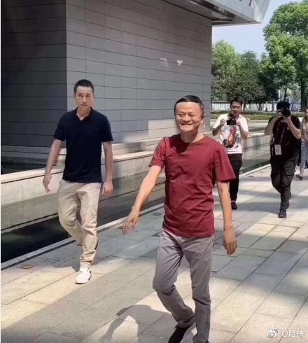 中國阿里巴巴集團創辦人馬雲（前排右）9日赴杭州濱江園區公司進行最後巡禮，顯得一派輕鬆。 圖：翻攝自哈俠微博