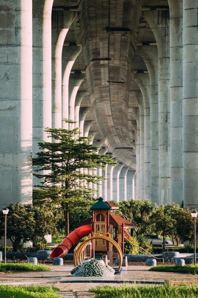 國道3號下藏著一處拍照小祕境，有如電影場景般奇幻。 圖：A Kai Chang／攝影授權