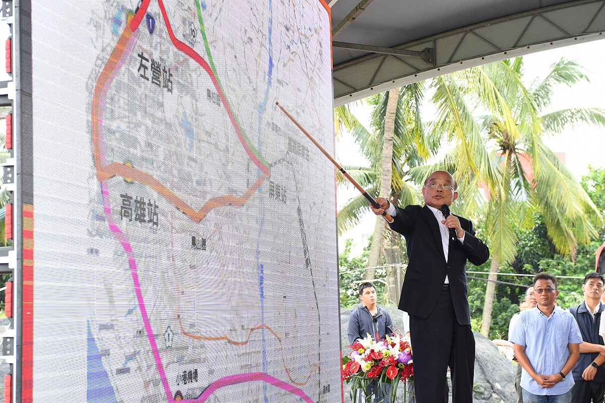 行政院長蘇貞昌今（10）日視察屏東重大交通建設，聽取高鐵南延至屏東的報告。 圖：行政院提供