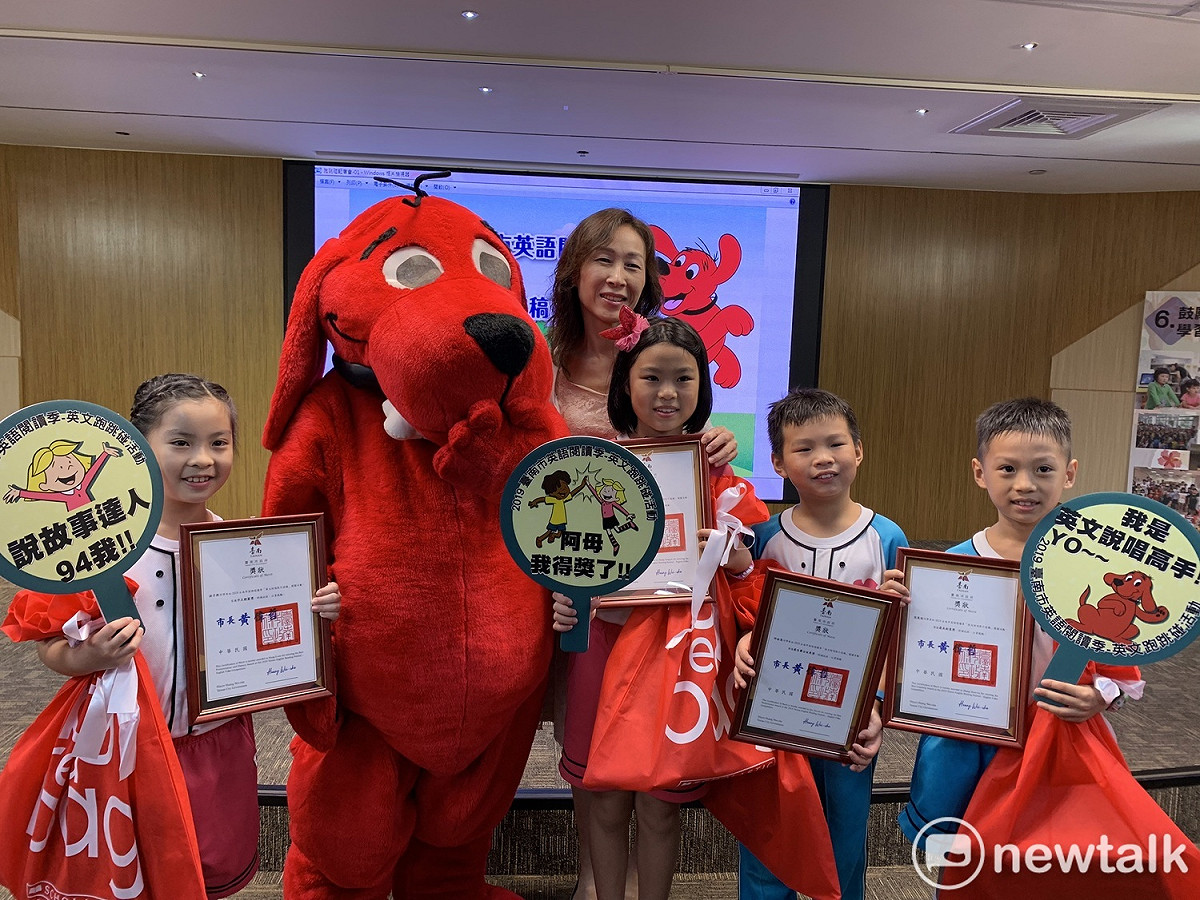台南市政府第二官方語言專案辦公室推出英語線上闖關活動「英文跑跳碰」，鼓勵學生唱英語歌或朗讀英語書籍。學生紛紛錄製影片上傳youtube換取點數換取「閱讀達人獎章」及各項好禮。 圖 : 黃博郎/攝