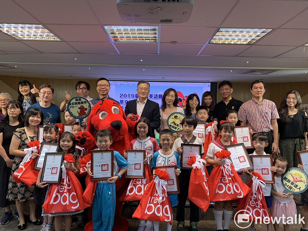 台南市政府第二官方語言專案辦公室推出英語線上闖關活動「英文跑跳碰」，鼓勵學生唱英語歌或朗讀英語書籍。學生紛紛錄製影片上傳youtube換取點數換取「閱讀達人獎章」及各項好禮。 圖 : 黃博郎/攝