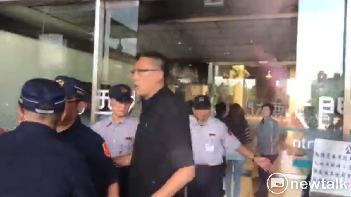 台聯抗議時，正巧遇上蔡壁如從外面回市府，台聯成員衝上去質疑蔡壁如是否認同柯文哲物化女性的言論。 圖：周煊惠 ／攝