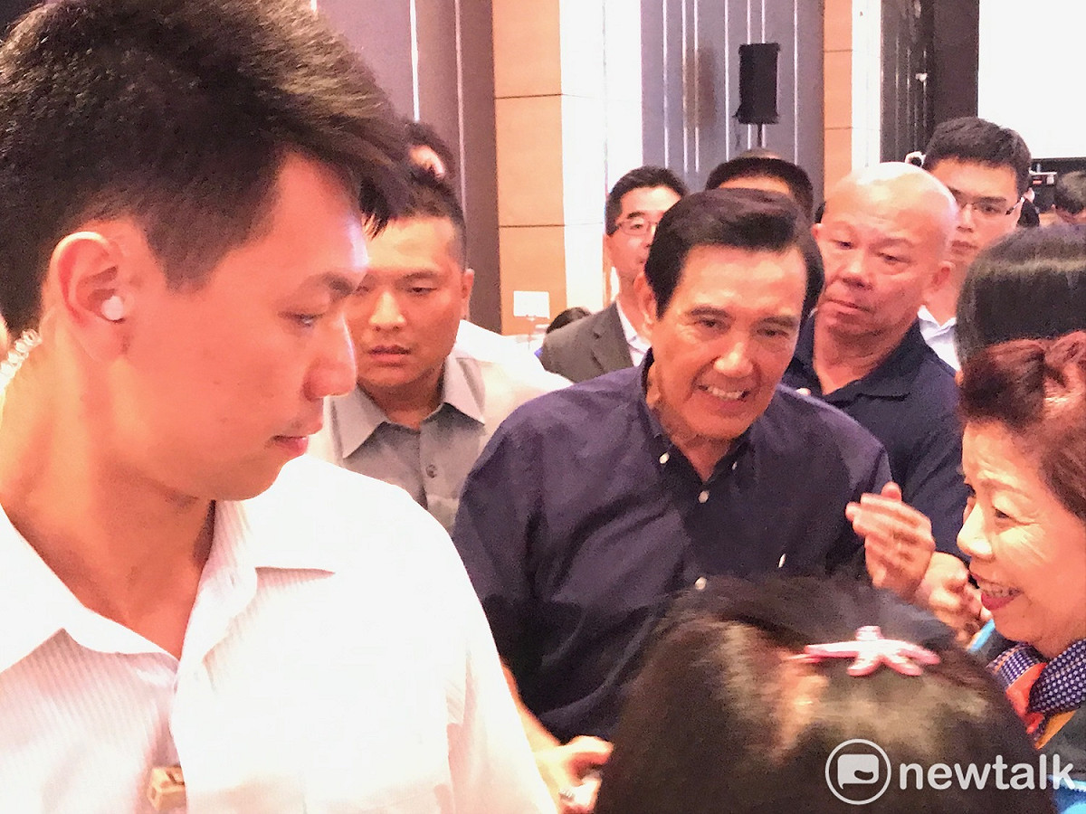 9月10日「國民黨2020勝選暨台北市里長服務促進會授證典禮」，馬英九與韓國瑜擦身而過，同場不同台。 圖：周煊惠 ／攝（資料書面）