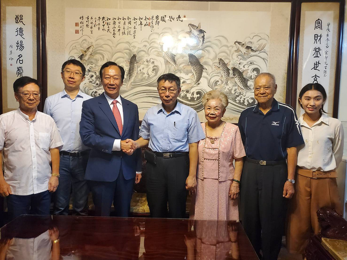 鴻海創辦人郭台銘（左三）11日清早，至新竹拜訪台北市長柯文哲（右四）父母，送禮致意。 圖：郭台銘辦公室/提供