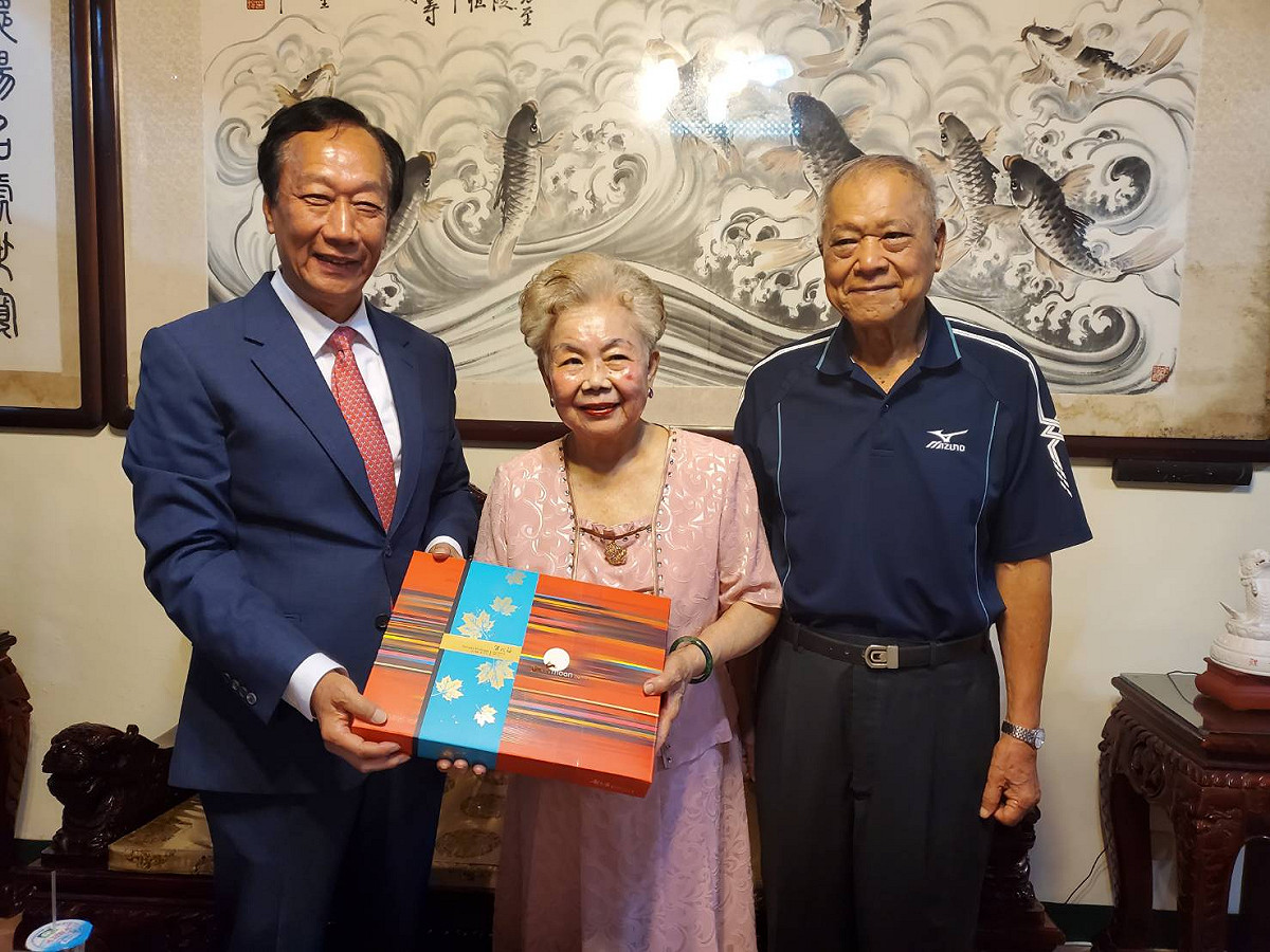 鴻海創辦人郭台銘（左起）11日一早赴新竹拜訪柯文哲父母，送柯媽、柯爸月餅。 圖：郭台銘辦公室/提供（資料照片）